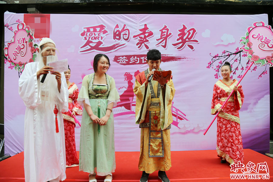 男子現(xiàn)場宣讀“賣身契”的內(nèi)容，讓大家作證。