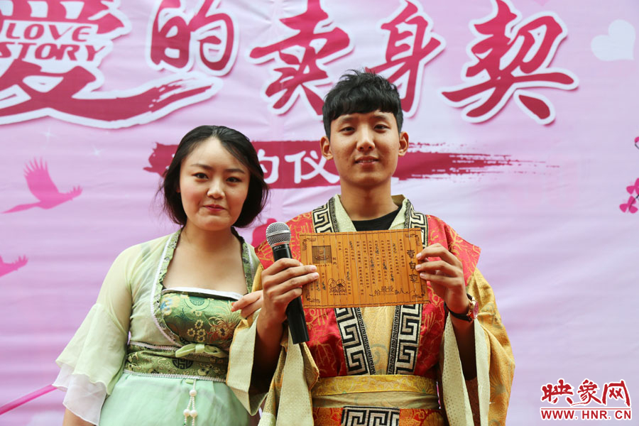 現(xiàn)場的8名男子異口同聲地表示，如違反此契約，可以接受處以極刑。