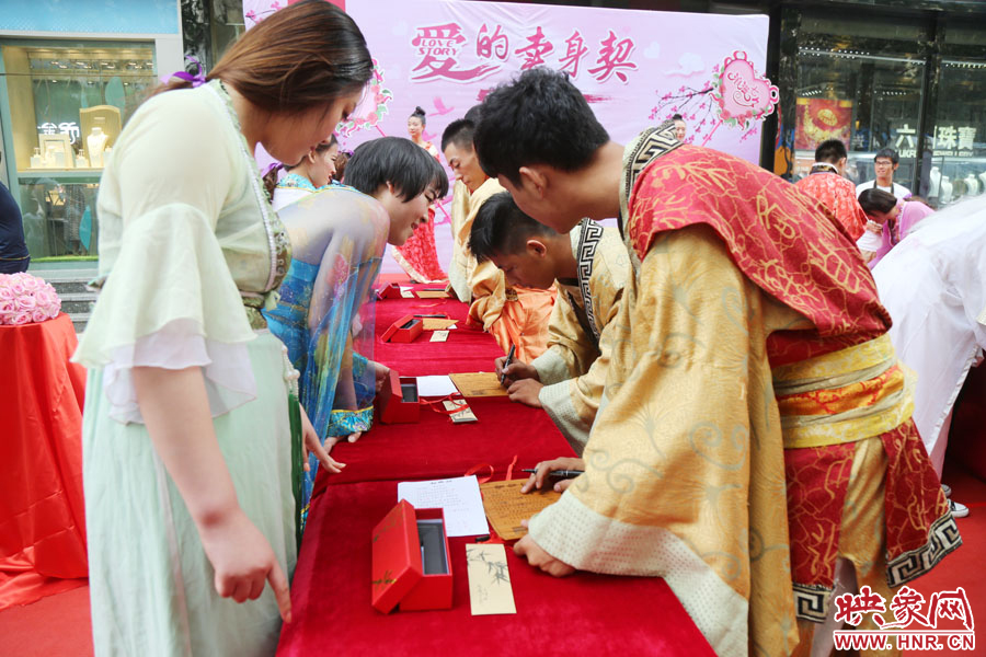 在“月老”的見證下，8名男子簽下代表真摯愛情的“賣身契”。