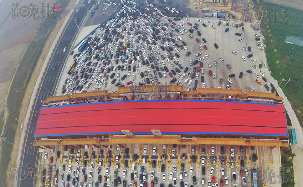 滯留的大批車輛。