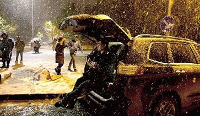 彈琴彈到手指都沒知覺了，還在一首又一首地唱。