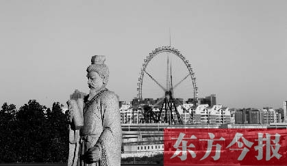 16日，從中原福塔基座平臺(tái)看向世紀(jì)歡樂(lè)園的景象