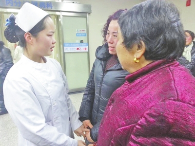 被救老人的家屬激動(dòng)地握著張楠的手，連連道謝。