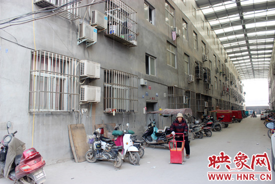 三棟居民樓沒(méi)有任何手續(xù)，沒(méi)有房產(chǎn)證，售價(jià)超級(jí)低。