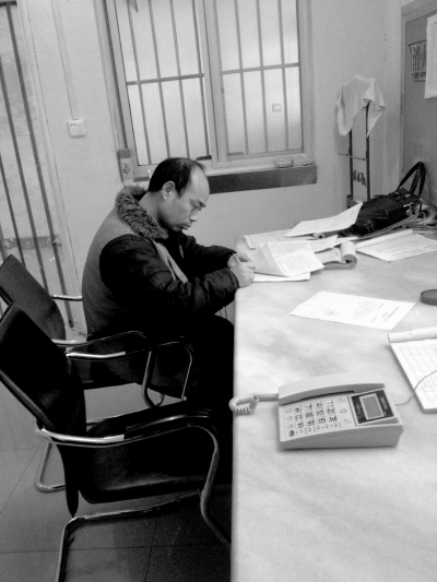 侯見志在看守所中簽署上訴書。律師供圖