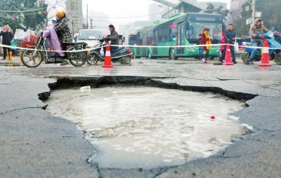 　路面陷了個大坑，下面是自來水公司的主管道。