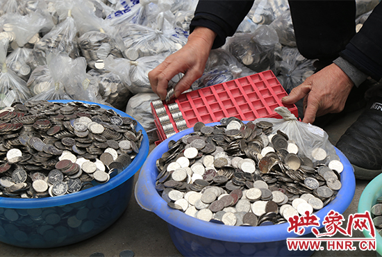 這筆“巨資”大部分已被員工清點好，都是1元硬幣，每500元用一小袋裝起來。