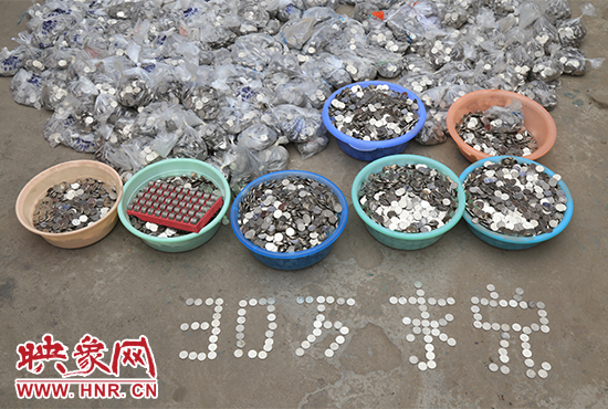據負責清點“巨資”的張大爺介紹，這筆“巨資”積攢了兩個月左右，有30萬左右，重達3000多斤。