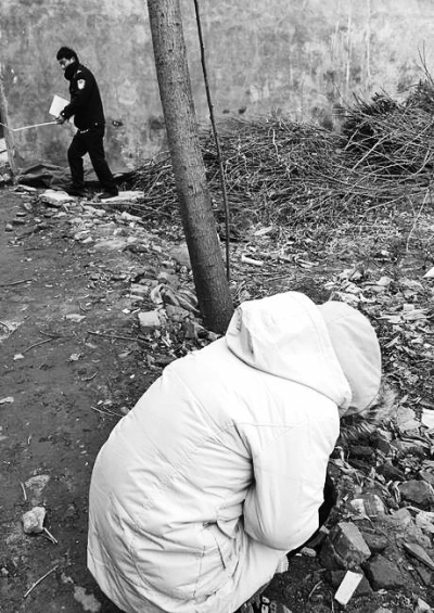 案發(fā)現(xiàn)場(chǎng)附近，死者的姐姐在痛哭。