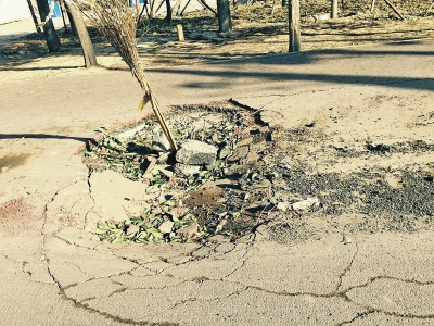 在路面正中間塌陷11平方米，最深處約半米深。