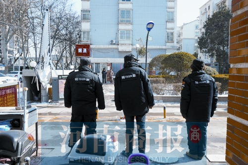 小區(qū)門(mén)口有兩撥保安把門(mén),分屬不同的物業(yè)公司