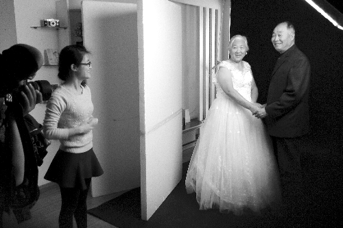 歲月見(jiàn)證愛(ài)情 鄭州老人結(jié)婚54年后圓“婚紗夢(mèng)”