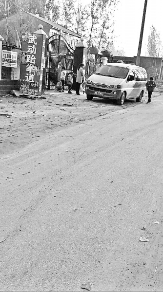 一幼兒園園長(zhǎng)駕駛“黑校車”接送孩子