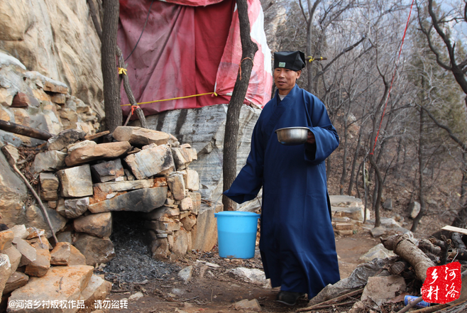 崔道長(zhǎng)原籍東北，兩年前還只是一個(gè)普通的農(nóng)民工，領(lǐng)著交往了半年的女朋友，住進(jìn)了工棚。工棚里人員復(fù)雜，一次偶然的機(jī)會(huì)，他發(fā)現(xiàn)女朋友似乎和工頭有染，求證的過(guò)程中，挨了揍。