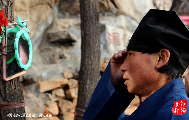 在一個(gè)下著雨的傍晚，他的行李被兩個(gè)五大三粗的壯漢，扔出了工棚。他于是一路南下，沿路打聽(tīng)著少林寺，來(lái)到登封，打算學(xué)得一兩手功夫，回去報(bào)仇。在少林寺附近徘徊數(shù)日，因無(wú)人引薦，花光了身上所有的錢(qián)，也沒(méi)能進(jìn)入少林寺。