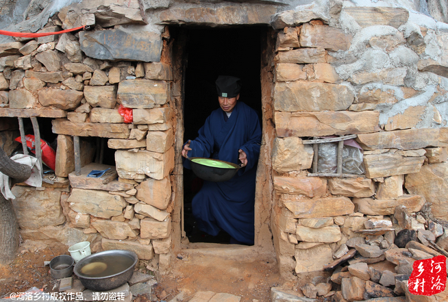 老崔走投無(wú)路中，跟著一個(gè)在嵩山后山修行的道士上了山，找了個(gè)半山腰前人堆砌出來(lái)的石屋安身。