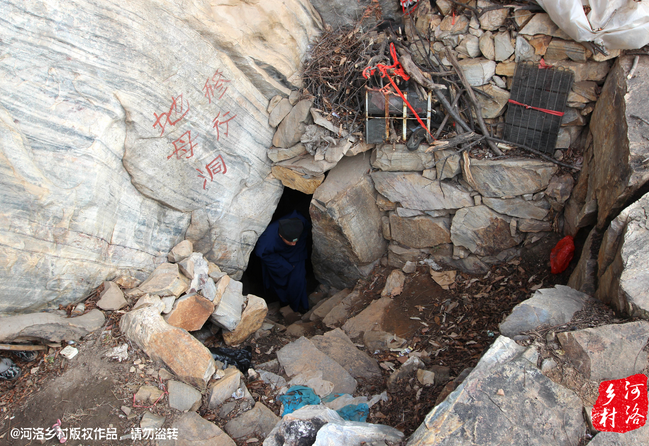 老崔說(shuō)，以前就經(jīng)常半夜做夢(mèng)，夢(mèng)到女?huà)z娘娘在召喚自己。上山以后，居住附近，竟然真的有一個(gè)地母洞，也不知是誰(shuí)供奉了女?huà)z娘娘的神像，后來(lái)這兒似乎成了老崔的獨(dú)家道場(chǎng)。