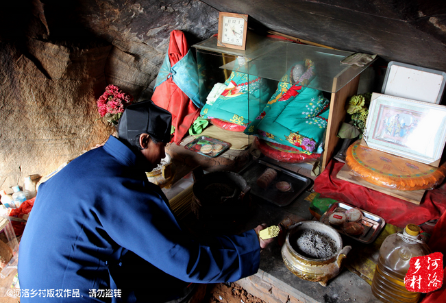 山上很少見(jiàn)到陌生人，所有的出家人也都有自己的生活。誦經(jīng)焚香，成了老崔的日常。