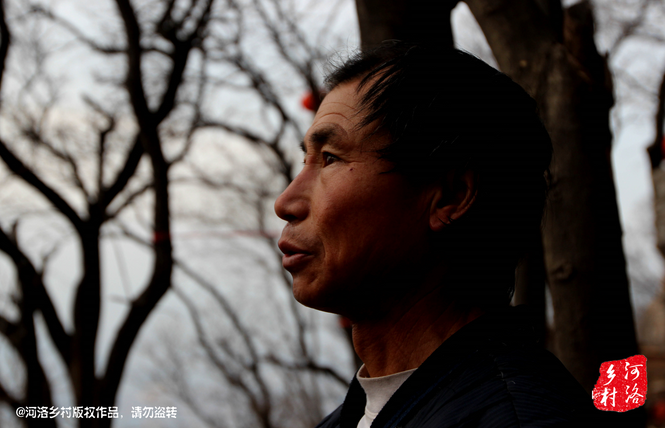 不過(guò)老崔對(duì)鄰居卻有著十分的不屑，平日里他們的生活，主要是自己種植的蔬菜和野菜，偶爾有山下香客的供奉。而鄰居卻經(jīng)常揀一些驢友丟棄的物品，飲料瓶，塑料紙，或者其它的物品。