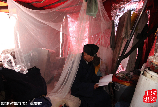 鄰居因?yàn)榱獯?，弄壞了他幾根肋骨，他要求鄰居一萬(wàn)塊錢(qián)賠償，經(jīng)有關(guān)部門(mén)協(xié)調(diào)，最終以八千塊錢(qián)了結(jié)。老崔理直氣壯的說(shuō)：這不是對(duì)我的賠償，這是褻瀆女?huà)z娘娘的懲罰。