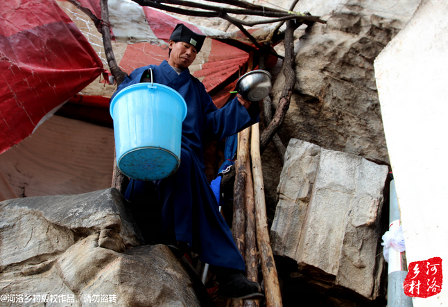 老崔居住的地方?jīng)]有通電，有了手機(jī)之后，就多了一項(xiàng)差事，隔天需要下山找地方給手機(jī)充電。一年多來(lái)，經(jīng)常上山下山，加上誦經(jīng)燒香，老崔的身體硬朗了很多，山路上行走，甚至比途經(jīng)的驢友更加迅速。