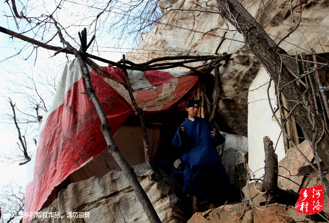 那個(gè)打斷老崔肋骨的道友搬走了，此刻半山腰只剩下老崔一個(gè)人，除了山下的香客，也只有偶爾登山的驢友路過(guò)。老崔一副面帶微笑的慈祥模樣，也贏得香客好感，有山下香客邀請(qǐng)他春節(jié)下山過(guò)年，老崔有些糾結(jié)，對(duì)于香客的邀請(qǐng)，是去還是不去呢？