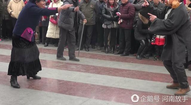 洛陽(yáng)大叔扮豬八戒 一個(gè)動(dòng)作令人臉紅