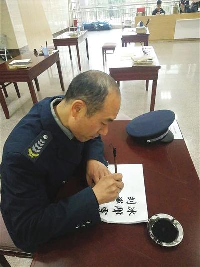 南陽一高校出倆“網(wǎng)紅” 保安出手寫書法大家驚呆