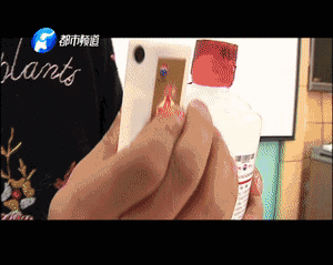 數(shù)以噸計(jì)的假名酒流向市場 記者臥底揭利益黑幕