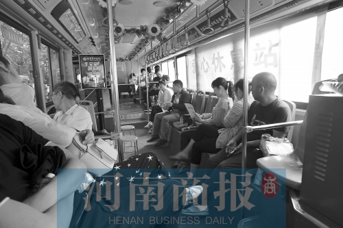 高考家長坐公交“討彩頭” 網(wǎng)友提醒：“別坐985路” 為啥？