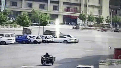 然而，這起看似簡(jiǎn)單的交通事故，接下來(lái)發(fā)生的事兒，卻讓人感到驚奇。