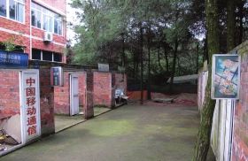 緊挨鐵山坪基地，有一條“迷你”街道，雖然簡(jiǎn)陋，但尚未拆去的店鋪名稱顯出了曾經(jīng)的“繁華”。組圖/記者倪志剛