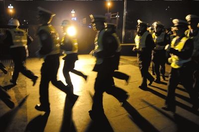 ▲涼山警方連夜出擊打拐。本報記者歐陽曉菲攝