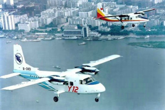 資料圖：中國(guó)運(yùn)-12空中飛行。