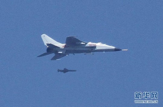 資料圖：中國(guó)飛豹戰(zhàn)機(jī)發(fā)射導(dǎo)彈，精確打擊海上目標(biāo)。