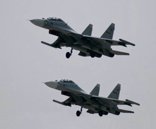 資料圖：解放軍蘇-30戰(zhàn)機(jī)編隊(duì)飛行。