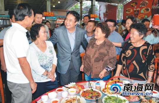 1月1日，省委書記、省人大常委會(huì)主任羅保銘在三亞調(diào)研。圖為在三亞春園海鮮大排檔，羅保銘來到用餐的游客中間，了解他們?cè)谌齺喌穆糜胃惺埽⒄J(rèn)真聽取大家的意見和建議。本報(bào)記者 王凱 攝