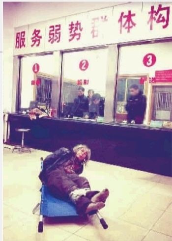 1月7日23點50分，長沙市救助管理站大廳，一名老年流浪者躺在擔架上，無助地看著記者。
