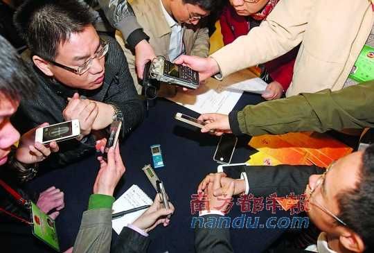 咨詢問(wèn)政會(huì)上，記者的錄音設(shè)備遍布臺(tái)面。南都記者 馮宙鋒 攝