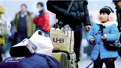 昨天上午，一名隨家長回老家的小女孩在等候進(jìn)站。