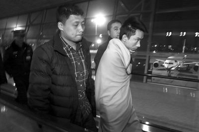 昨日，首都機(jī)場(chǎng)，跨國(guó)綁架勒索團(tuán)伙首犯中國(guó)籍男子奚某被押解回國(guó)。新京報(bào)記者 尹亞飛 攝