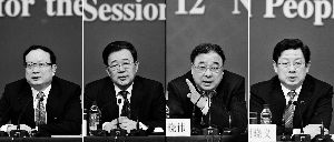 昨天，國(guó)務(wù)院深化醫(yī)藥衛(wèi)生體制改革領(lǐng)導(dǎo)小組辦公室負(fù)責(zé)人王保安、孫志剛、馬曉偉、胡曉義（從左至右）就“醫(yī)藥衛(wèi)生體制改革”有關(guān)問(wèn)題回答記者提問(wèn)。記者王鵬/攝