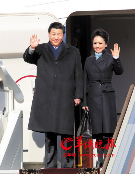 國(guó)家主席習(xí)近平首次出訪(fǎng)俄羅斯，夫人彭麗媛陪同。