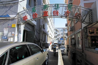 昨日，從事活禽宰殺的許某確認(rèn)為感染H7N9禽流感確診病例，其所工作的南京江寧區(qū)東新農(nóng)貿(mào)市場仍正常營業(yè)