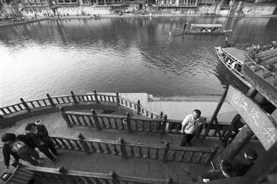 16日，湖南省長沙市，連日來，鳳凰景區(qū)游客稀少，商戶收入減少。