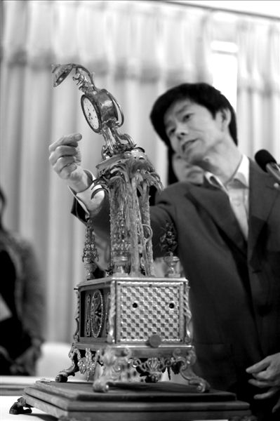 昨天，故宮文物修復專家向記者介紹“人打鐘”的損壞情況。圖/CFP