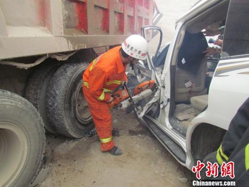 新疆吐和高速公路兩車(chē)相撞致3死1重傷（圖）