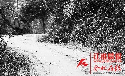 2月21日，媽媽帶著小雪離開了村子。 晨報(bào)記者 高博 攝