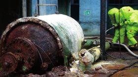 5月19日，中鹽湖南株洲化工集團(tuán)有限公司廠區(qū)，消防戰(zhàn)士穿著重型防化服對泄漏點(diǎn)及周圍進(jìn)行處置。圖/讀者高先生