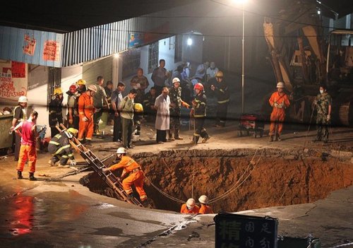 　圖為救援人員正在搜救。